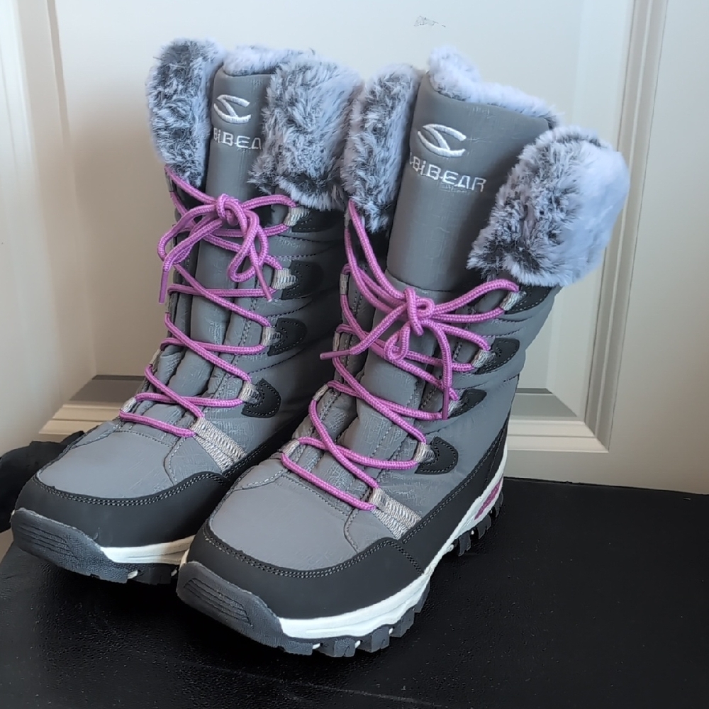 Women's Faux Fur Lined Gray Winter Boots with Pink Laces